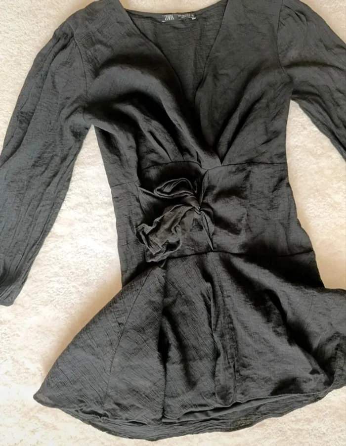 Petite robe noir Zara S matière crépon légère se noue sur la hanche - photo numéro 2