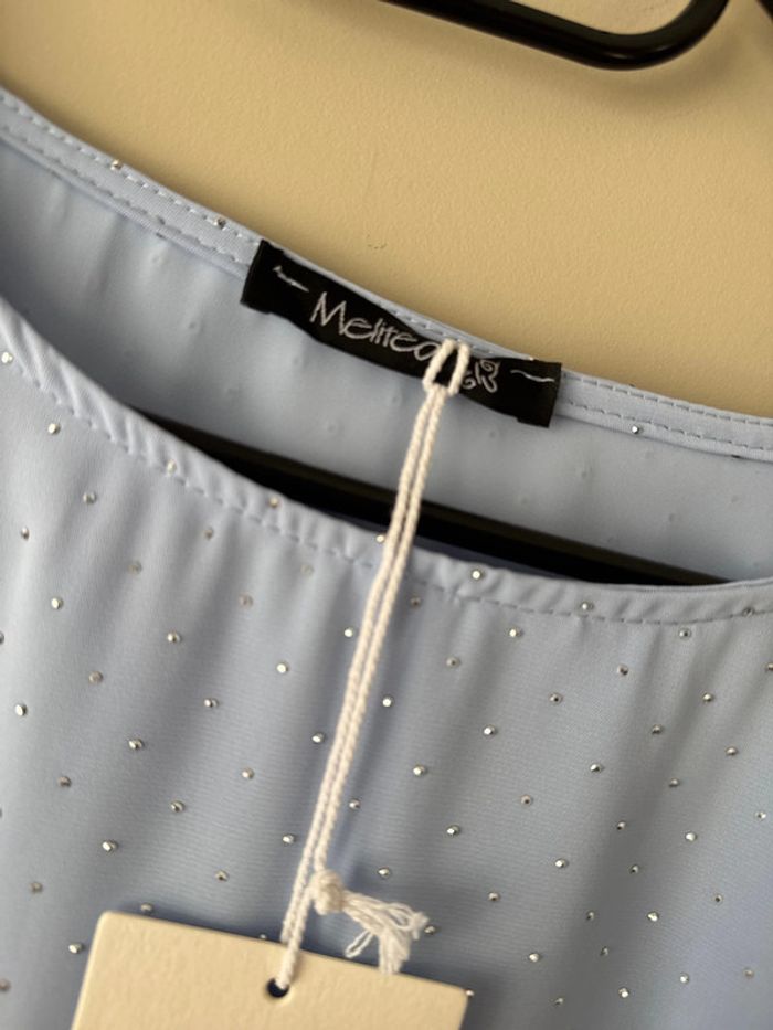 👕🌞Haut à strass bleu ciel clair été  - neuf avec étiquette- melitea - taille unique - photo numéro 8