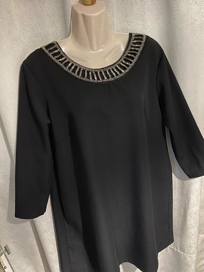 Magnifique robe perles sur l’encolure taille 4 modèle déposé - photo numéro 1