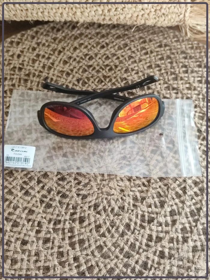 Lunettes solaires neuves pour enfant de marque Rip curl - photo numéro 3