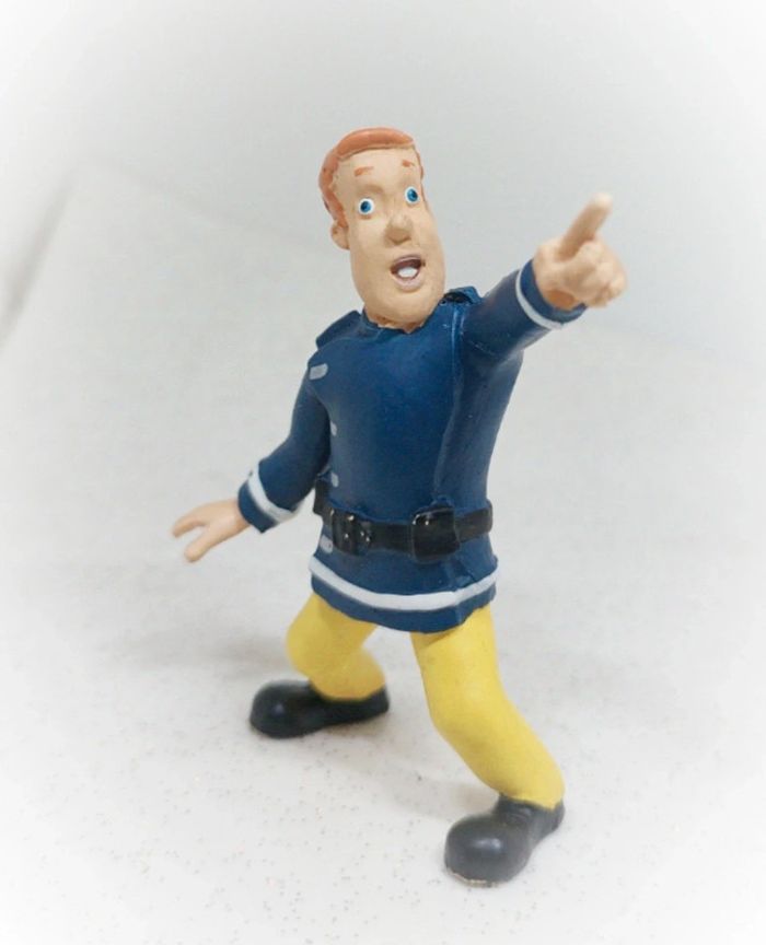Figurine figura personnage miniature petite small sam pompier fireman montre doigt finger comansi