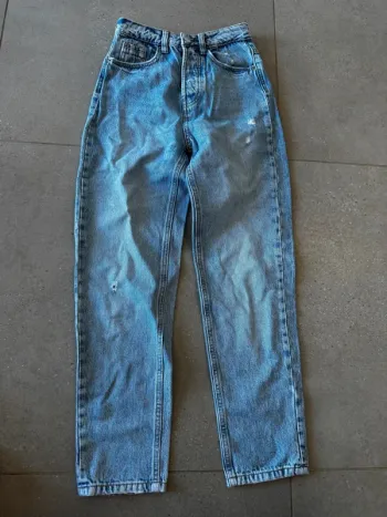 Jean Mom Stradivarius, taille 32, très bon état, 32x95cm