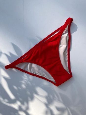 Bas de maillot de bain rouge