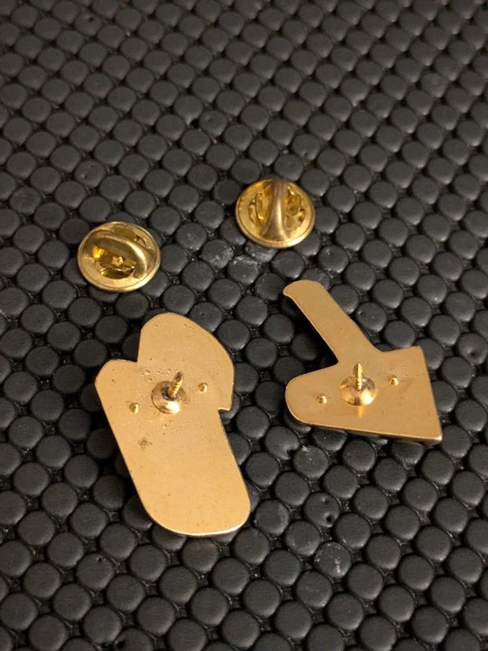 Lot de 2 pin's Braun doré en relief Épilateur et Sèche cheveux - photo numéro 2