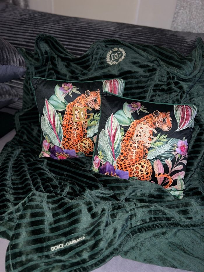 Ensemble couverture et coussins brodé