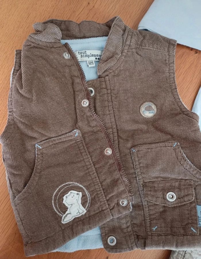 Ensemble pantalon, t-shirt manches longues et haut sans manche polaire taille 1 an en très bon état - photo numéro 2