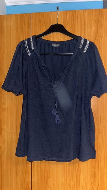 Top noir avec motif M C&A