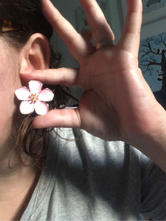 Boucles d’oreilles NEUVES forme de fleurs 🌸 couleur rose - photo numéro 2