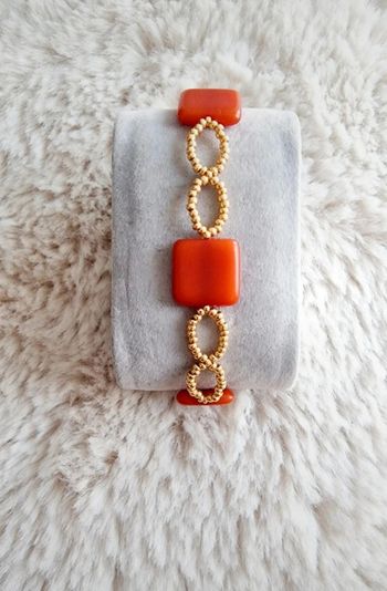 Bracelet doré et perle carré orange fermoirs Toogle