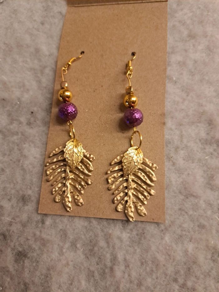 Boucles d'oreilles pendante violette et doré - photo numéro 4