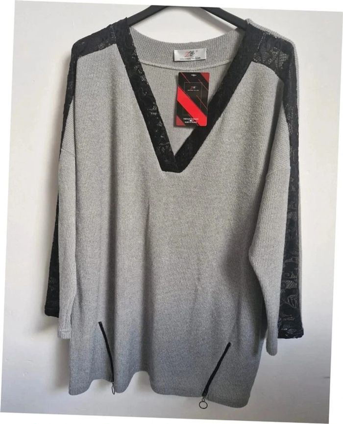 Pull col v gris avec dentelle et fermeture