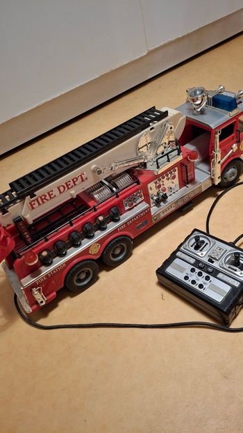 Grand camion de pompiers à piles