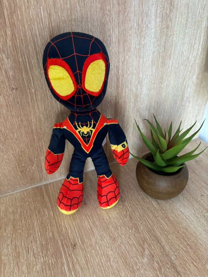 Peluche miles morales spidey et ses amies - photo numéro 2