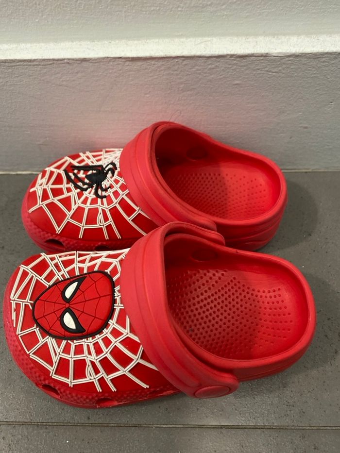 Crocs SpiderMan Rouge taille 23/24 - photo numéro 2