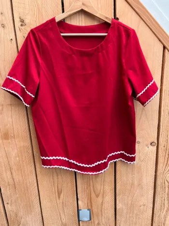 Blouse rouge et blanche