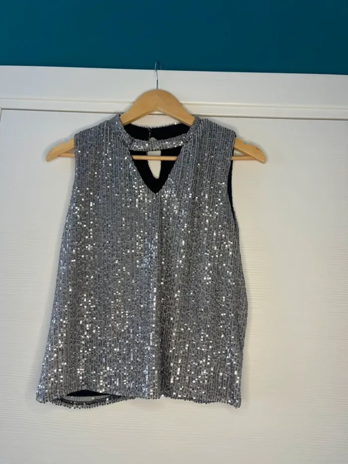 🔹 Débardeur fluide à sequins argentés – Shein 🔹