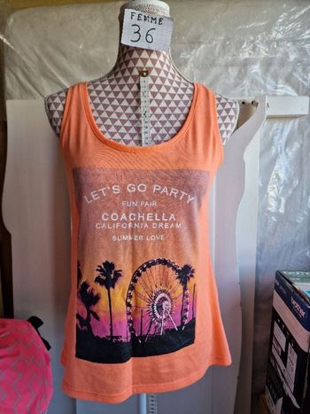 Débardeur, saumon, à motif noir rose blanc, en très bon état, longueur 60cm,en polyester, marque Wom