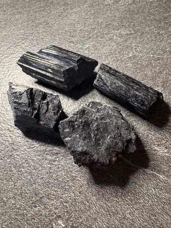 Lot 4 Tourmalines noires brutes – 153 g – Pierres naturelles