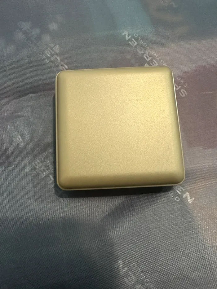 Petite paire de boucles d'oreilles rose