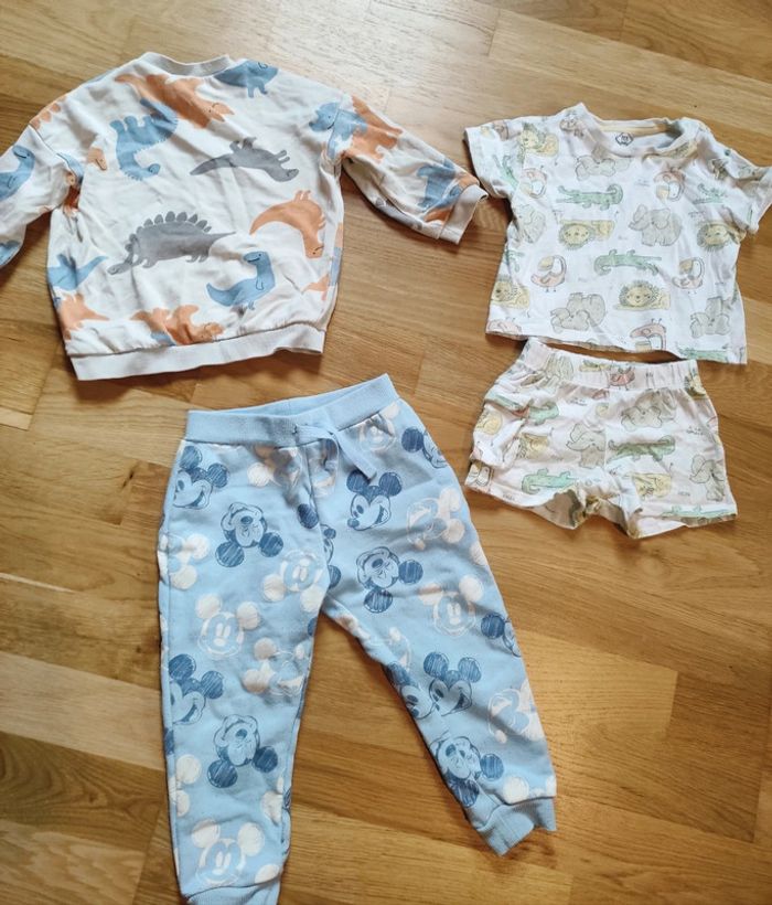 Lot de vêtements Mickey, dinosaure/ lion