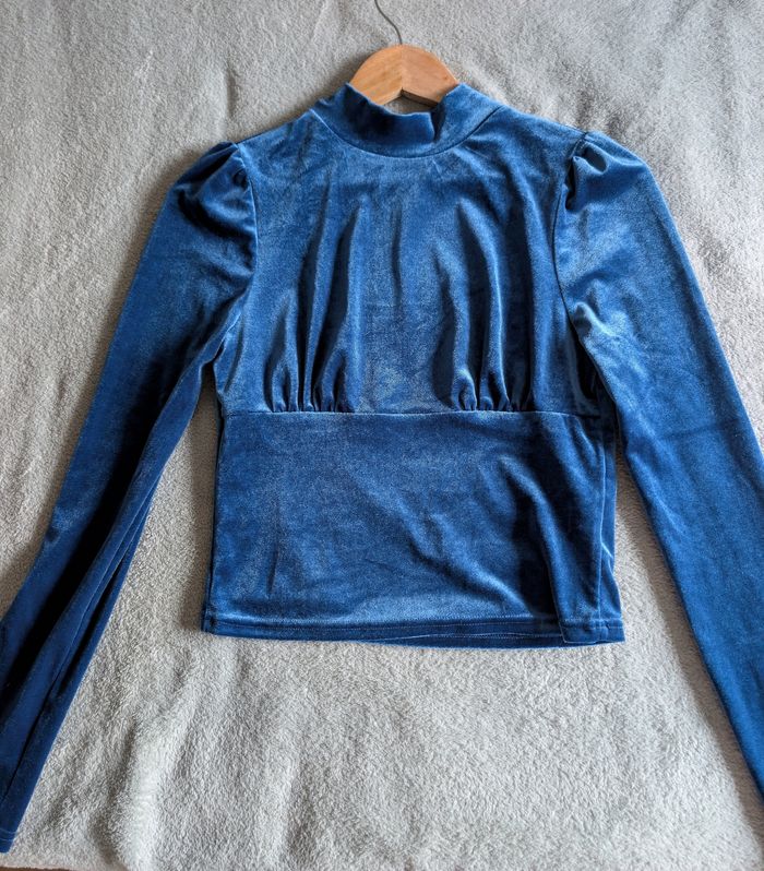 Pull court à col roulé bleu en velours moulant tendance moderne hiver Taille 36 S 
Très bon état - photo numéro 6