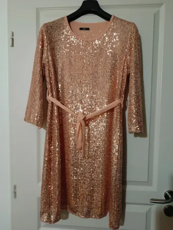 Superbe robe rose à sequins