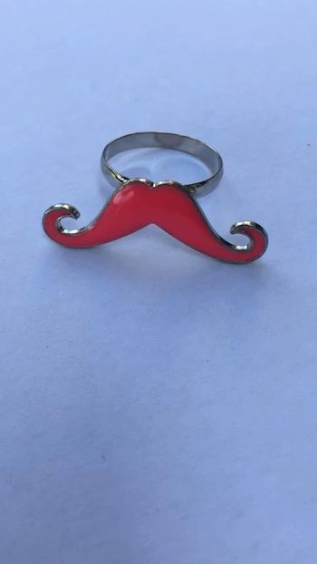 Bague moustache rose Neuve