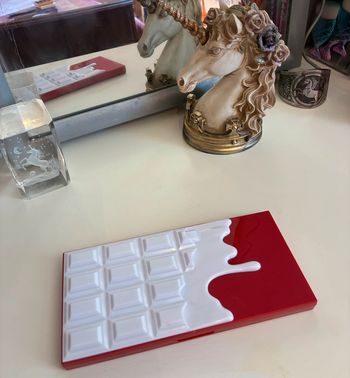 Palette chocolate Red Velvet, 18 fards, Makeup Revolution.
