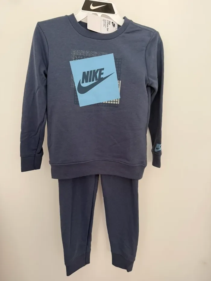 Ensemble survêtement Nike 7 ans