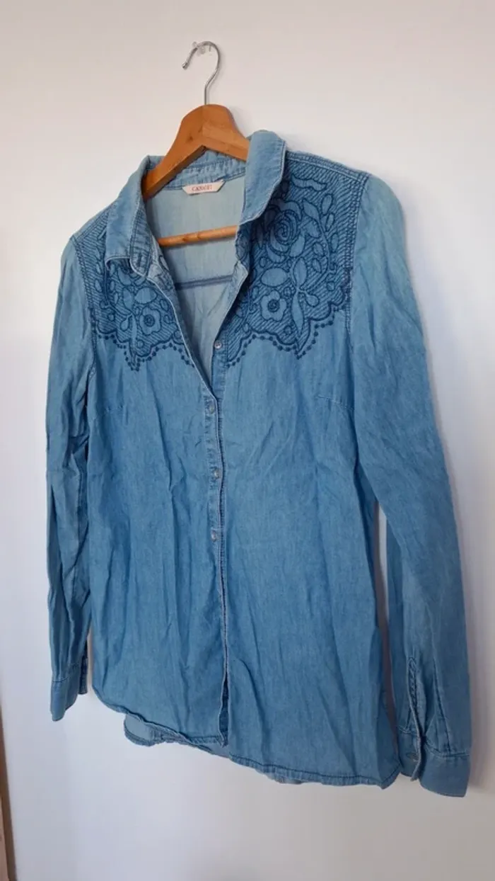 Chemise en jean avec broderie – Taille 38 - État neuf - photo numéro 3