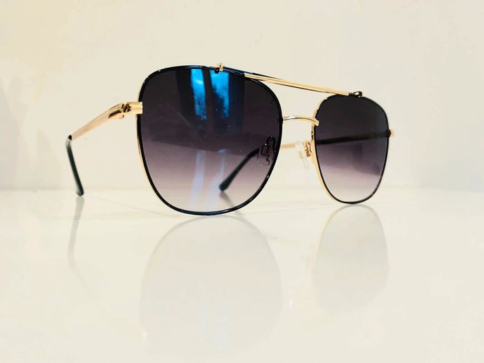 Lunette de soleil mixte noire et dorée verres dégradés UV protection catégorie 3 - photo numéro 5