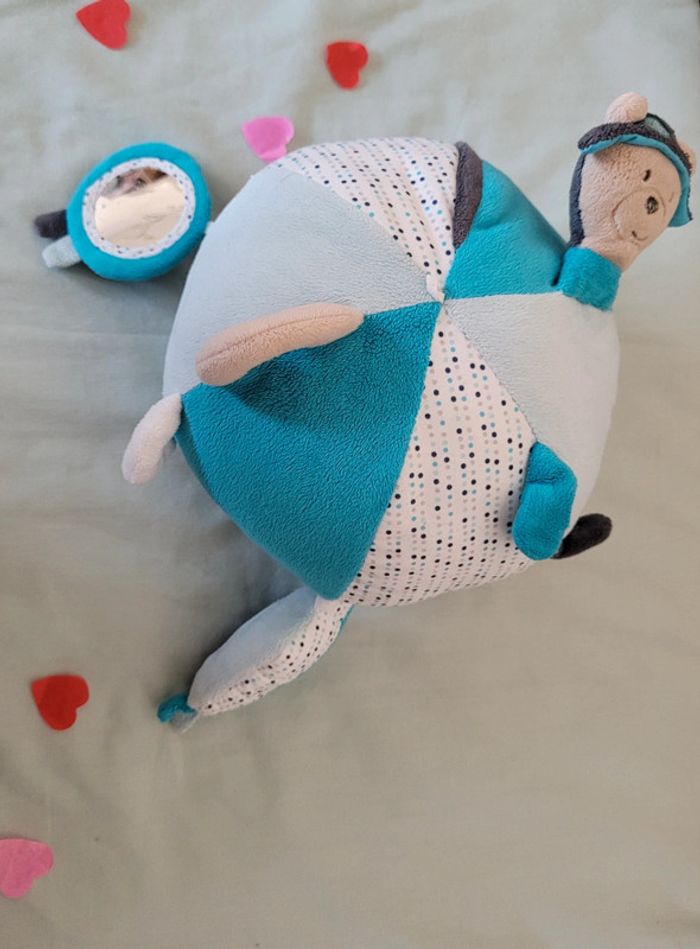 Balle d'activités bébé velours adaptée dès la naissance