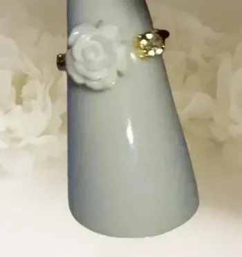 Bague ajustable avec une rose blanche et strass