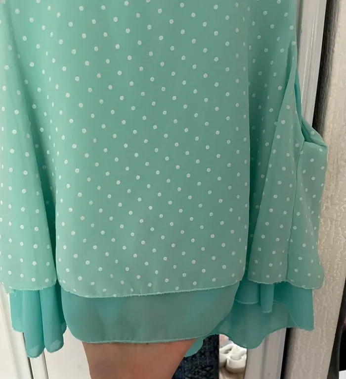 Crop top à volant turquoise avec des pois blancs - photo numéro 2