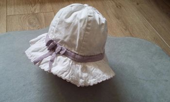 chapeau blanc/lilas "mes petits cailloux" 49/51 cm en très bon état