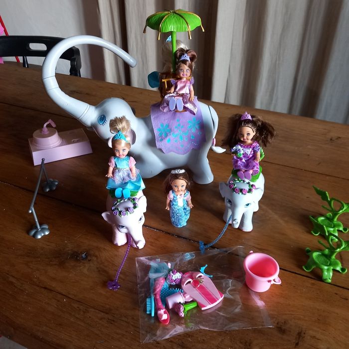 Lot éléphants et poupées