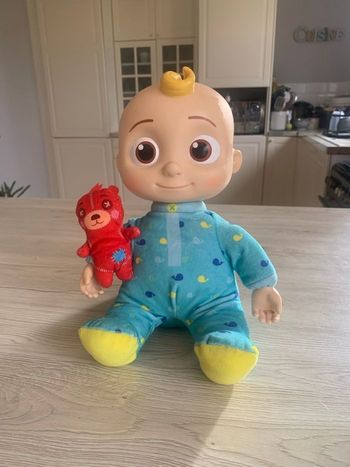 Cocomelon Poupee Jj Bandaï dz 35 cm musicale et qui parle 