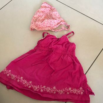 Robe rose à bretelle et broderies blanches 9 mois + fichu tissus rose à fleurs protége soleil