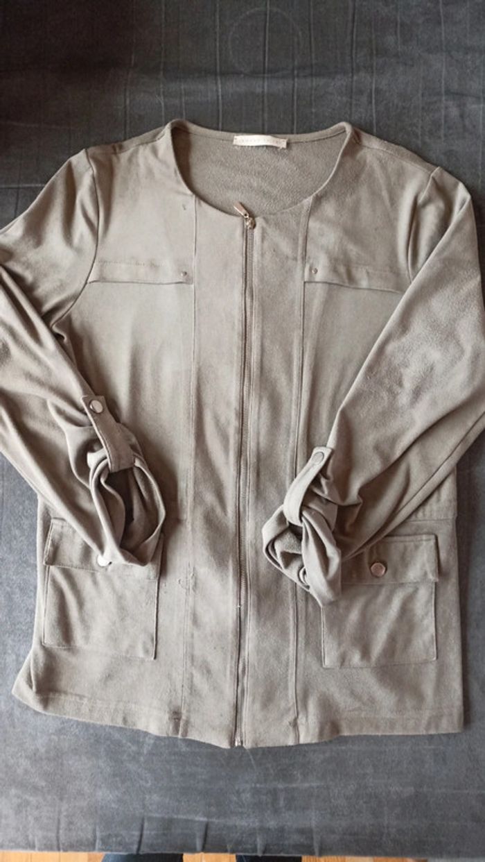 Veste légère manches retroussées