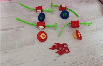 Lot de 4 toupies et lanceurs