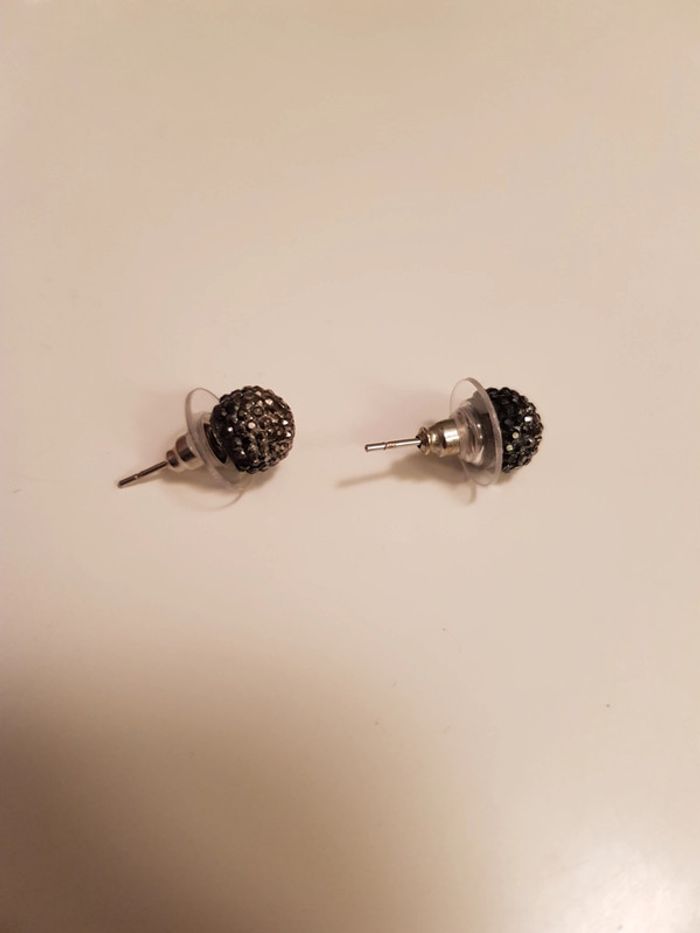 Boucles d'oreilles grises rondes - photo numéro 2