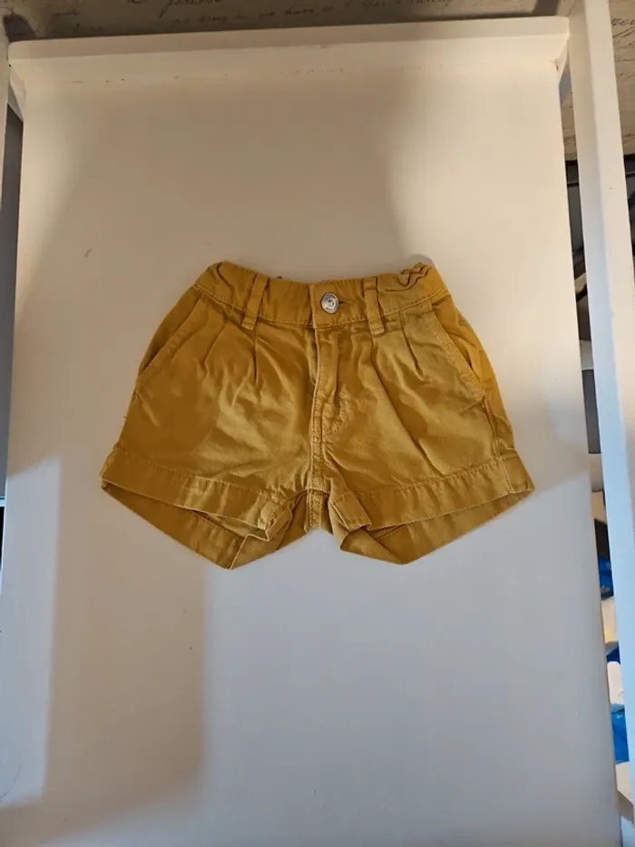 Short jaune