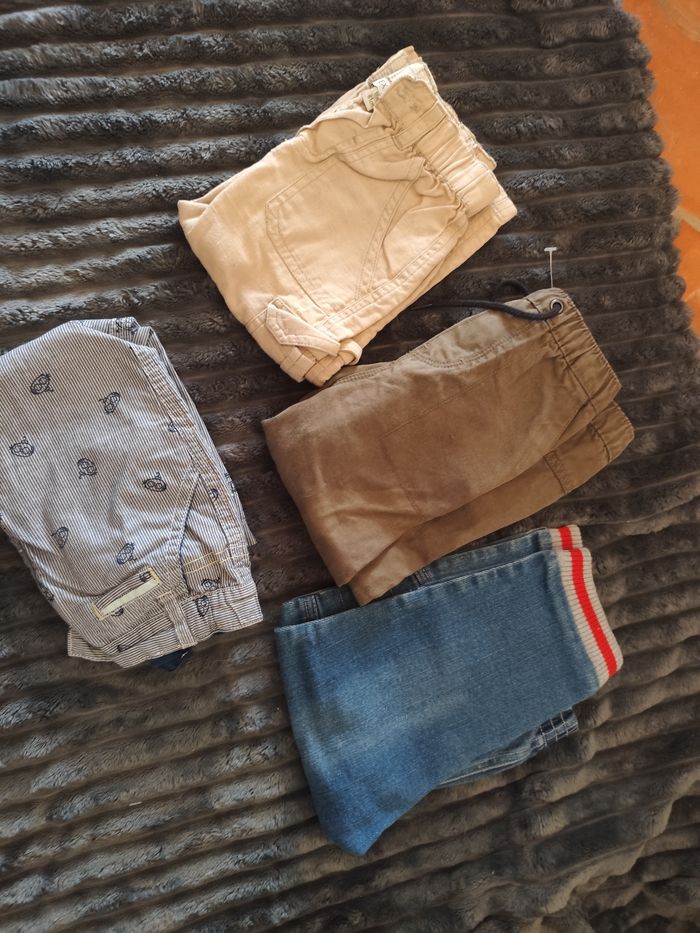 Lot de 17 pièces pull et pantalon 18 moisLot de 17 pièces de pull et pantalon toute marque en 18 mois 

4 pantalon
6 pantalon jogging 
1 veste 
6 pull
En bon état général 
(Il se peut qu'il y a quelques traces d'usure ou de petites taches car ça - photo numéro 3