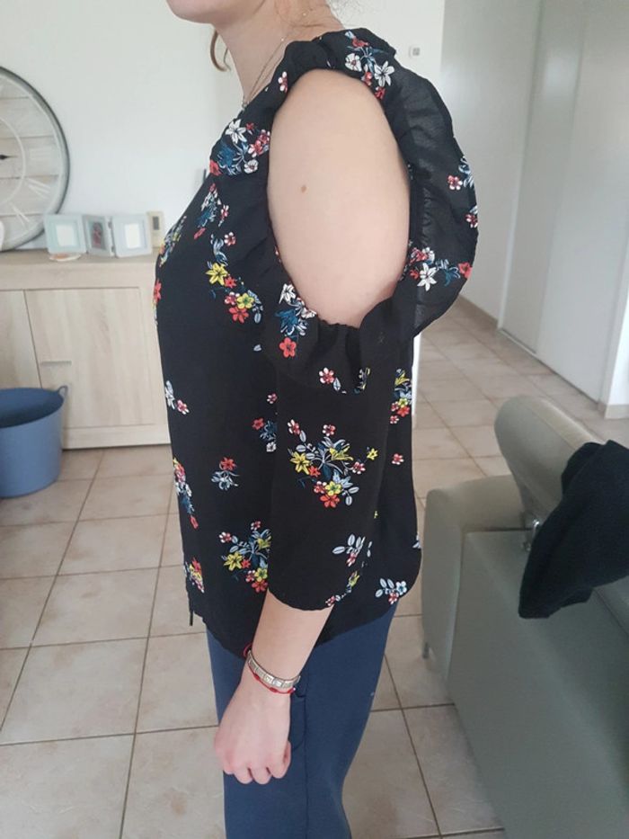 Haut a fleurs epaules denudes kiabi taille 38 - photo numéro 2