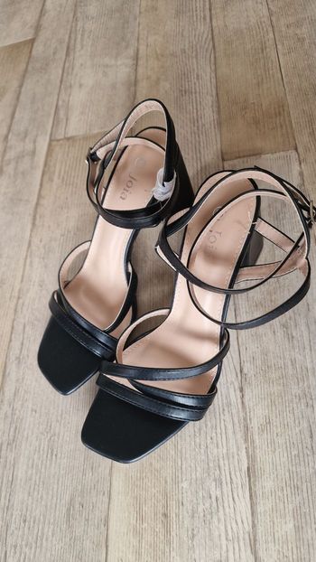 Sandales talons noirs élégantes – T39 – jamais portées