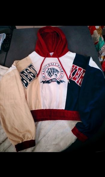 Sweat à capuche court "Jennifer" neuf