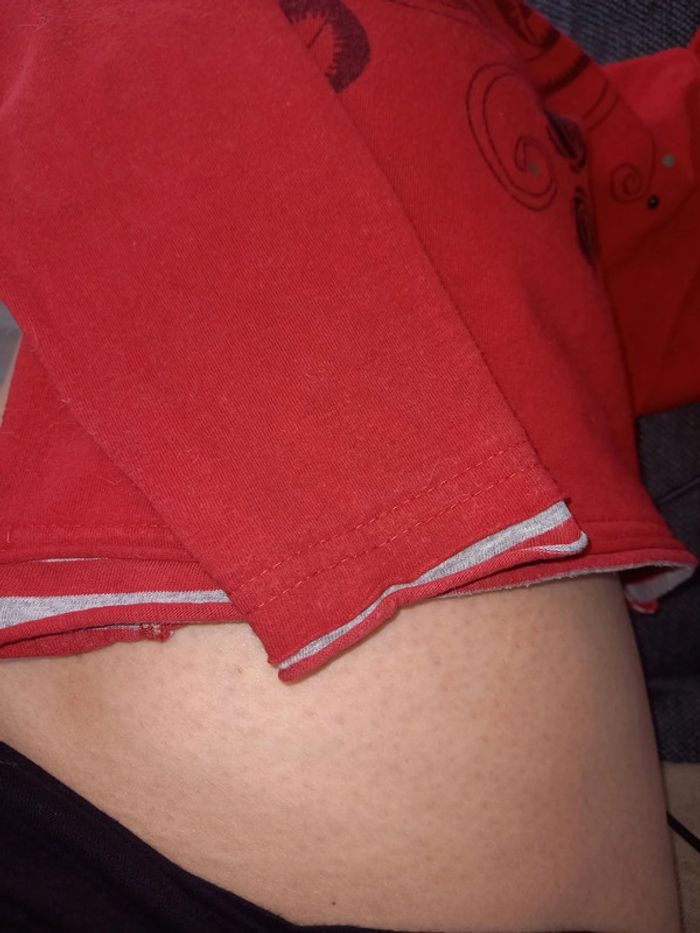 Tee-shirt manches longues rouge. - photo numéro 5