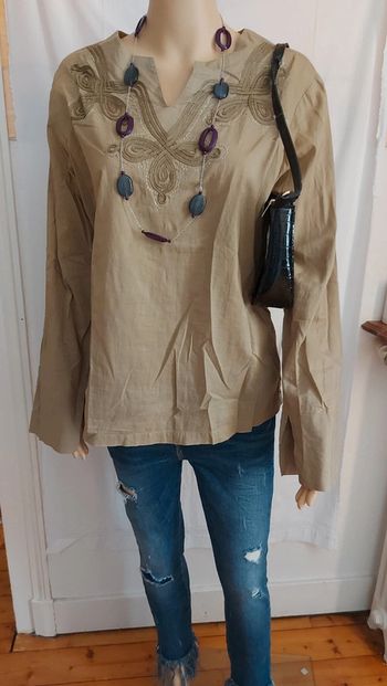 Blouse beige- légère- col V- motif uni/ autre ton taille XXL/44