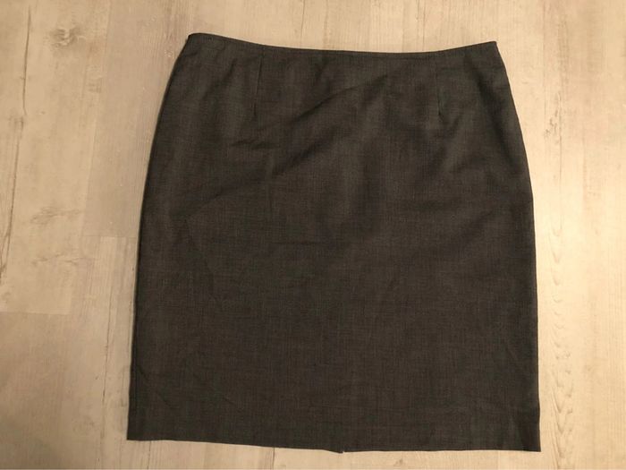 AN92: Tailleur veste/jupe gris effet fines rayures T 46/48 porté 1 fois - photo numéro 5