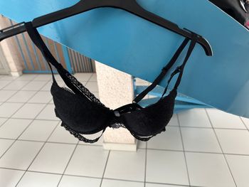 soutien gorge noir miss emma taille 85B avec bande dentelle devant